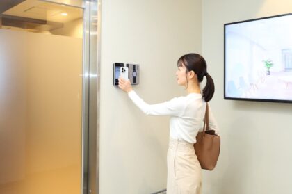 入口でQRコードをかざして入室