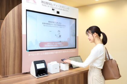 受付でQRコードをかざしてチェックイン